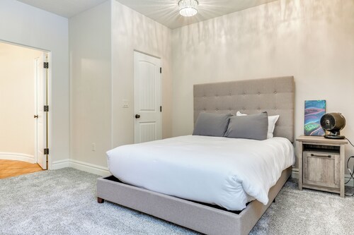 Washington Villa 1 Mi to Golf: Great for Groups!