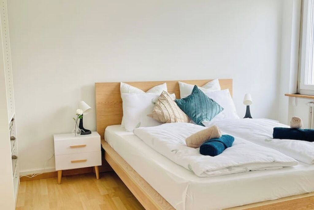 3 habitaciones, tabla de planchar con plancha, wifi y ropa de cama 