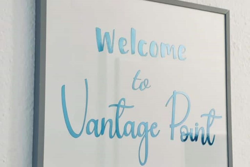 Un cartel enmarco con el texto 'Welcome to Vantage Point'.