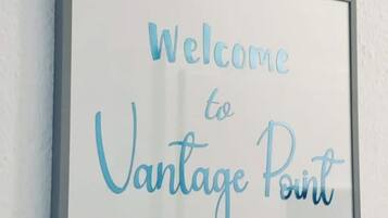 Un cartel enmarco con el texto 'Welcome to Vantage Point'.