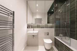 Handtücher, Seife, Shampoo, Toilettenpapier