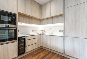 Frigorífico, microondas, horno y lavavajillas