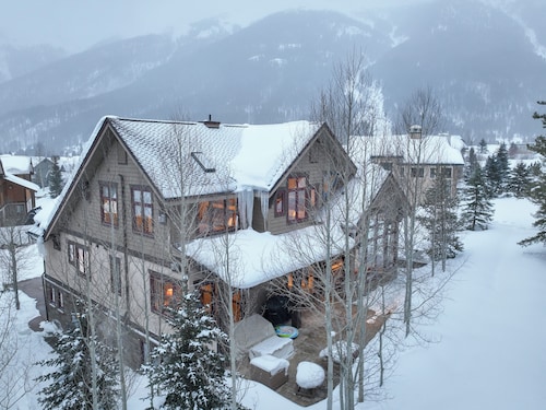 Bee Line Escape: Ski-in/out, Golf, Private Hot Tub, Elevator, Sauna