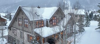 Bee Line Escape: Ski-in/out, Golf, Private Hot Tub, Elevator, Sauna