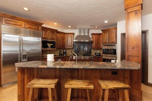 ثلاجة، ميكروويف، فرن، موقد طهي مسطح