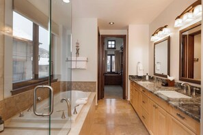 Shower, hair dryer, towels, shampoo - Bee Line Escape: Ski-in/out, Golf, Private Hot Tub, Elevator, Sauna (Copper Mountain)
