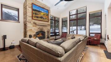 Smart TV, fireplace, table football, ping pong