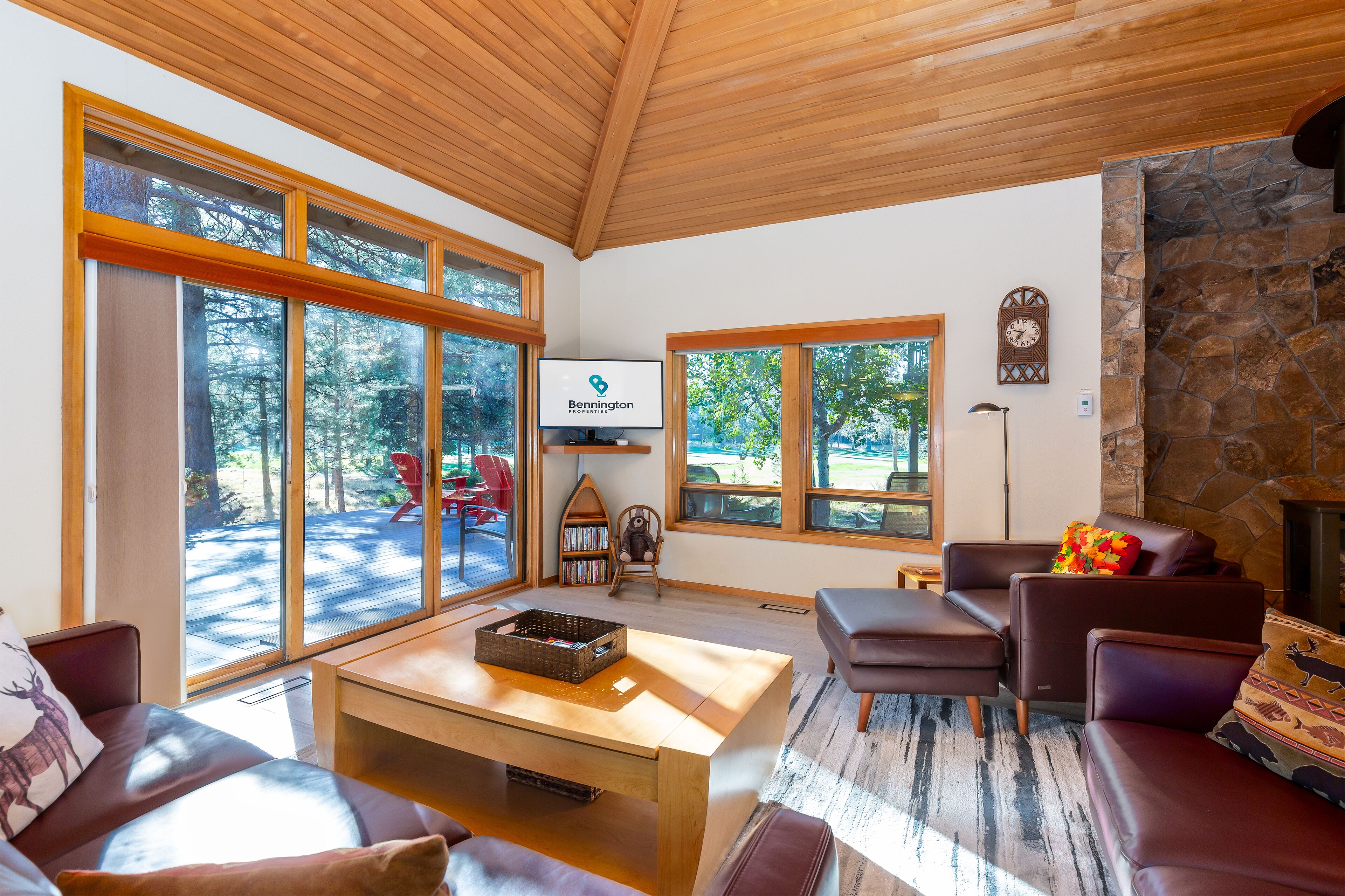 Een smart-tv, een open haard, een dvd-speler en een tafeltennistafel