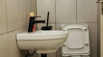 Comfort Apartment, 2 Bedrooms, Patio | Bilik Mandi