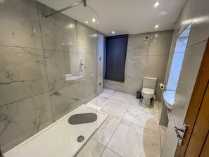 Shower, hair dryer, towels, soap - Room 1 Executive Quad Private Bathroom With Street View (Boston)