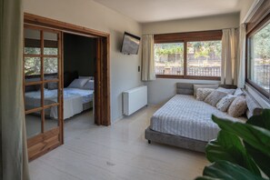 3 habitaciones, escritorio, tabla de planchar con plancha y wifi gratis