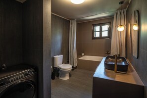 Haartrockner, Handtücher, Seife, Shampoo