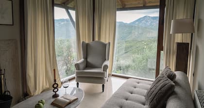 Endless Green: Tranquil Mountain Retreat with Breathtaking Views