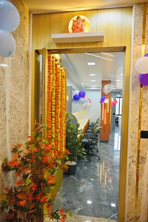 Deluxe kamer, uitzicht op de stad | Een kluis op de kamer, verduisterende gordijnen, geluiddichte muren