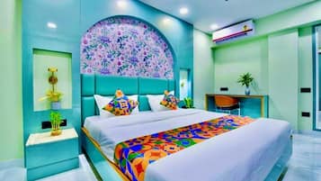 Deluxe Room, City View | 5 bedrooms, in-room safe, blackout drapes, soundproofing