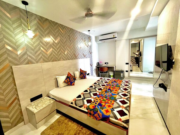 Deluxe kamer, uitzicht op de stad | Een kluis op de kamer, verduisterende gordijnen, geluiddichte muren