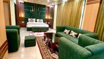 Escritorio, espacio para trabajar con laptop y wifi gratis