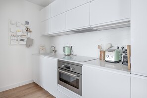 Kylskåp, mikrovågsugn, ugn och diskmaskin