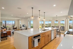 Fridge, microwave, oven, stovetop - Modern Farmhouse w/pool, hot tub & spectacular views (Paso Robles)