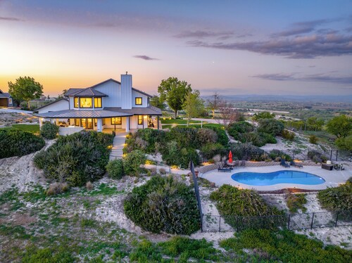 Modern Farmhouse w/pool, hot tub & spectacular views