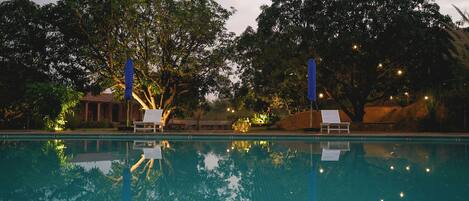 Hồ bơi ngoài trời