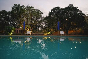 Outdoor pool - Narsingh Bagh Resort (Bari)