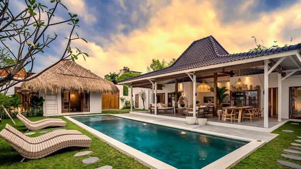 A modern house with a swimming pool, lounge chairs, and a covered patio area. - Villa Folie by Alfred in Bali - New 5bdr Dream Villa in the Heart of Seminyak (Seminyak)