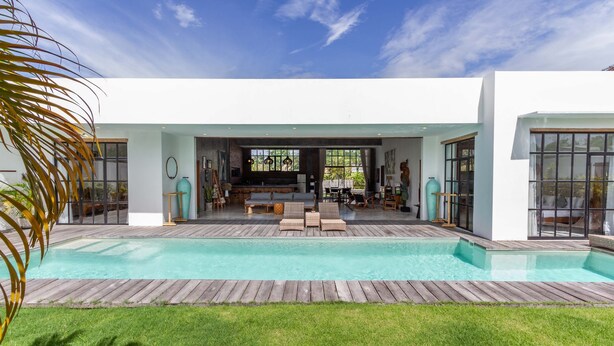 A modern house with a pool, outdoor seating, and a large open living area. - Villa Maje by Alfred in Bali - Tropical 3BD Villa w Pool Near Batu Belig Beach (Seminyak)