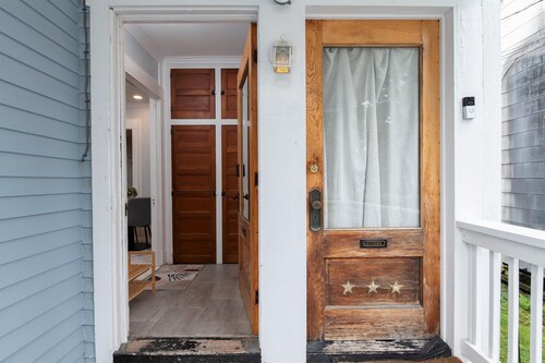 Fully Stocked Kitchen,  AC,  Wi-Fi, W/D,  Near Baseball and Walk to Downtown