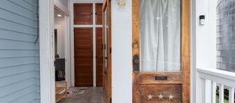 Fully Stocked Kitchen,  AC,  Wi-Fi, W/D,  Near Baseball and Walk to Downtown