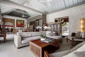 Villa - Villa Eden Roc by Alfred in Bali - Luxury Beachfront 3BR Villa With Infinity Pool Amed (Karangasem)