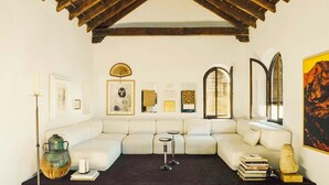 Una sala de estar moderna con un sofá modular, una mesa de centro y una chimenea.