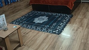 Una camera da letto con un letto, un comodino, una sedia e un tavolino.