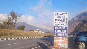 Segnaletica pubblicitaria delle stanze Vibhawan, con numeri di contatto e indicazione di servizio colazione, pranzo e cena.