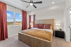 2 dormitorios, escritorio, tabla de planchar con plancha y cuna de viaje