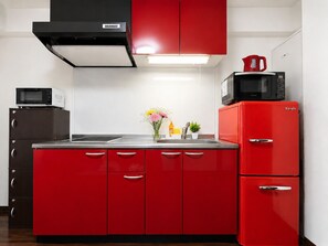 Kühlschrank, Mikrowelle, Herdplatte, Wasserkocher