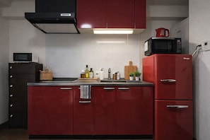 Fridge, microwave, stovetop, electric kettle - NEWOPEN!!! Right next to Dotonbori - Max 4 people - Osaka Travel - Shinsaibashi - 6 min walk from Nippombashi Station (大阪市)