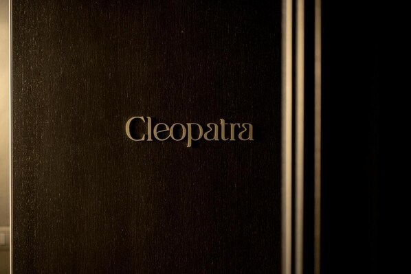 A dark wooden door with the word "Cleopatra" engraved in gold. - LA DUSE LUXURY ROOMS (Pescara)