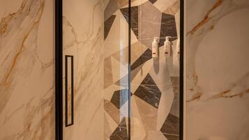 Luxury-Zimmer, Balkon, Stadtblick | Badezimmer | Dusche, Haartrockner, Hausschuhe, HandtĂŒcher