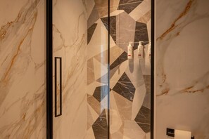 Camera Luxury, balcone, vista città | Bagno | Doccia, asciugacapelli, pantofole, asciugamani