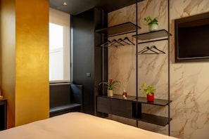 Luxe kamer, balkon | Een kluis op de kamer, een bureau, verduisterende gordijnen