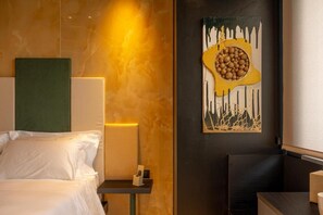 A hotel room with a bed, a bedside table, a lamp, and a wall-mounted artwork. - LA DUSE LUXURY ROOMS (Pescara)