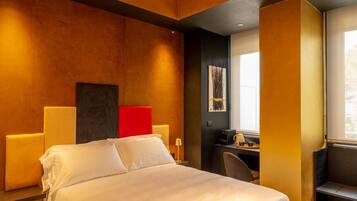 Une chambre d’hôtel avec un grand lit, un bureau et une fenêtre.