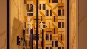 Luxe kamer, balkon | Badkamer | Een douche, een haardroger, pantoffels, handdoeken