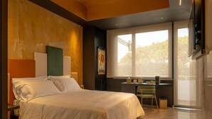 Una camera da letto moderna con un letto grande, una scrivania e una sedia.