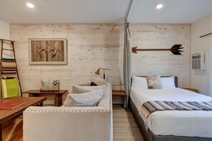 Tabla de planchar con plancha, wifi gratis y ropa de cama 