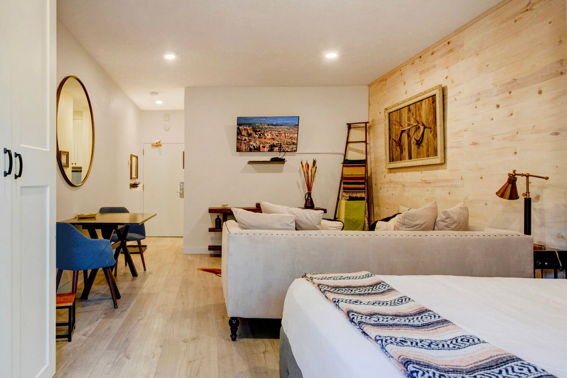 Bügeleisen/Bügelbrett, kostenloses WLAN, Bettwäsche