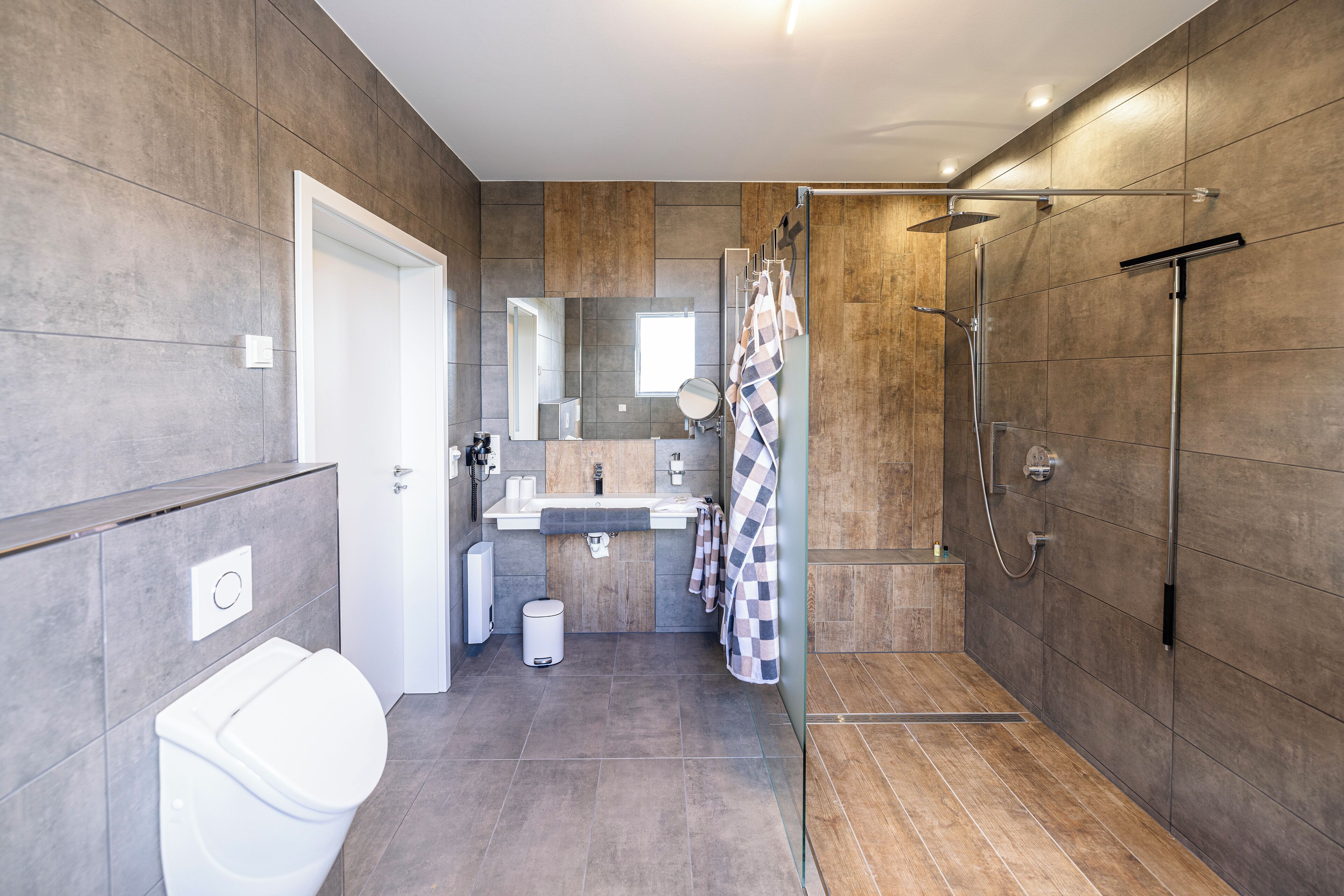 Douche, séchoir à cheveux, bidet, serviettes fournies