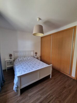 3 quartos, ferros/tábuas de passar roupa, berço de viagem