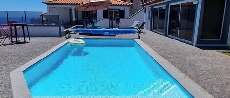 Een buitenzwembad en een verwarmd zwembad